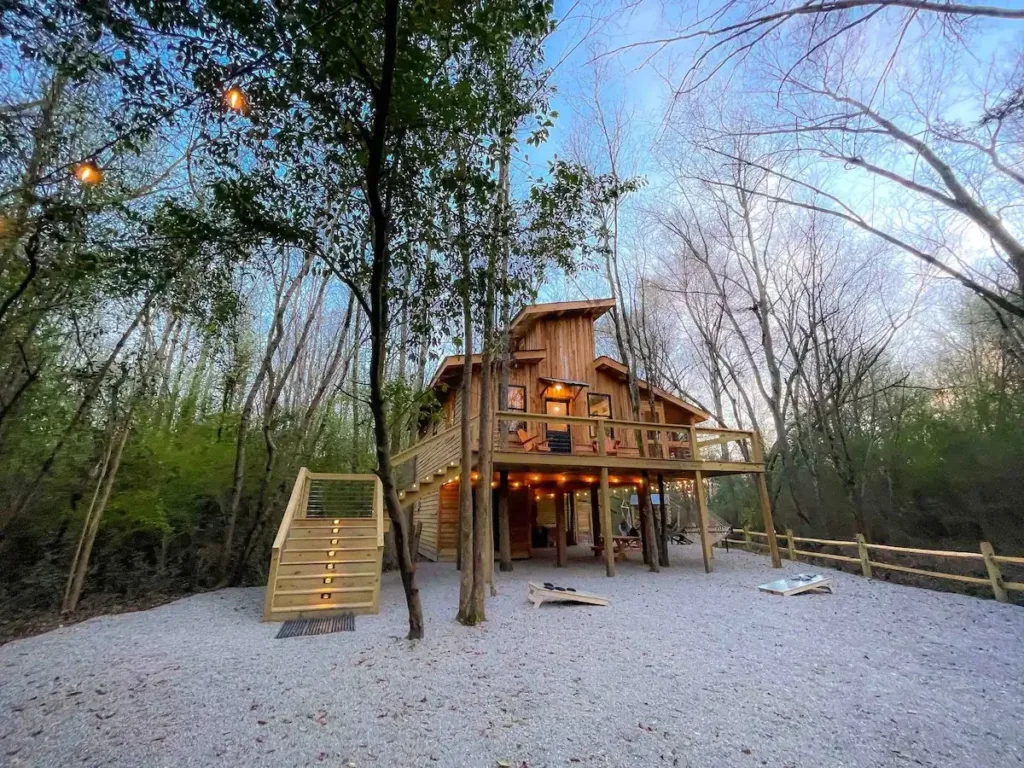  Enchanting Treehouse with Modern Amenities - Cabin Rentals in the U.S