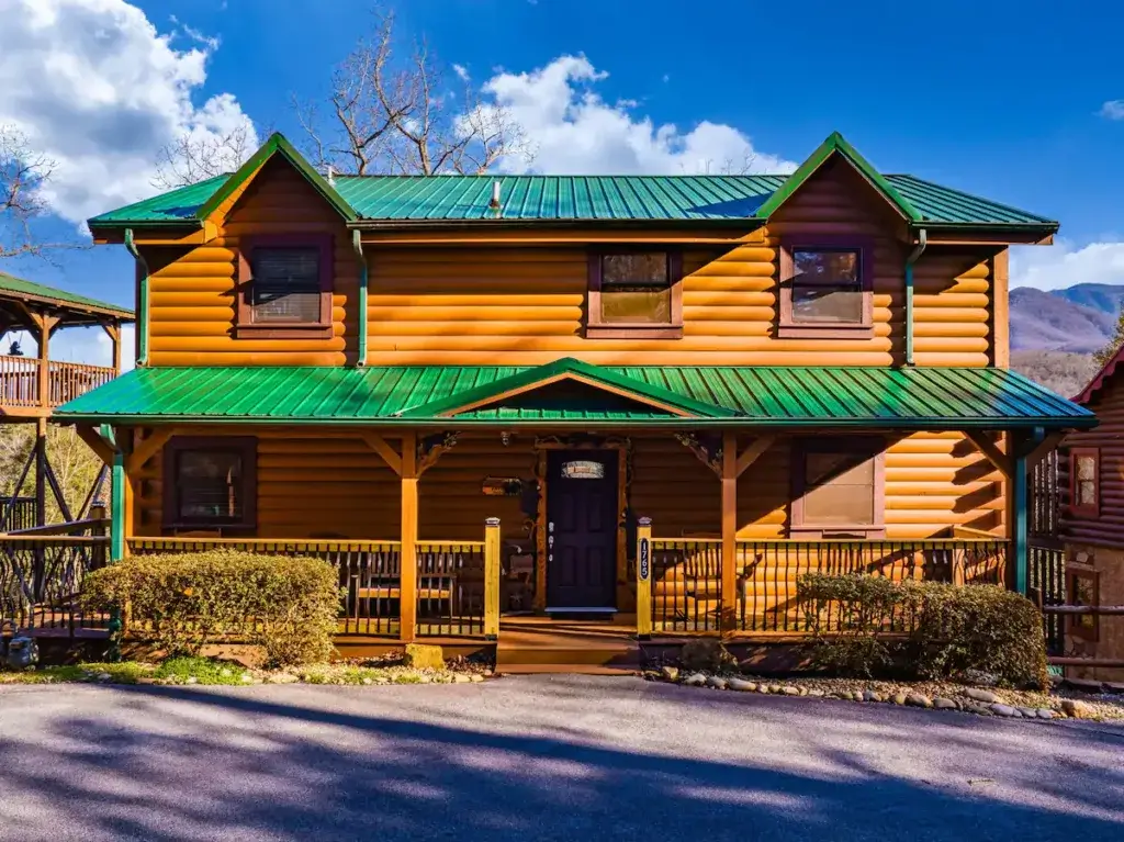 Spacious secluded log cabin in Gatlinburg with private pool and stunning mountain views