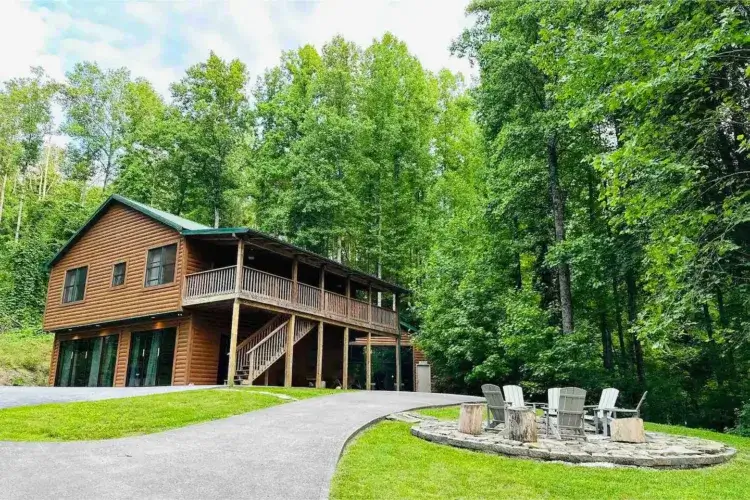 Modern secluded log cabin Gatlinburg with private 2-acre wooded lot and game room
