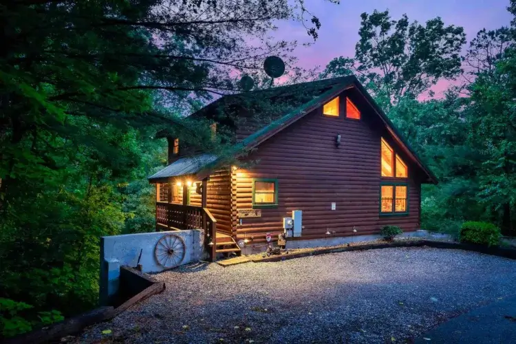 Unique treehouse-style secluded log cabin Gatlinburg with vaulted ceilings