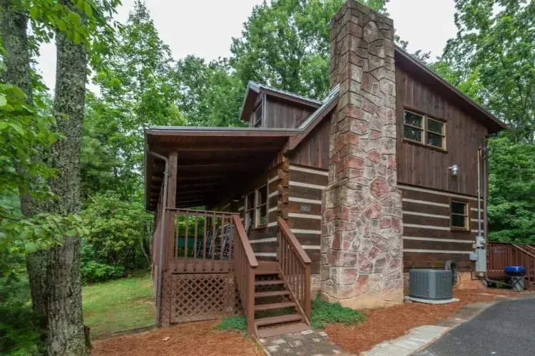 Stylish remodeled secluded-feel log cabin Gatlinburg with industrial design