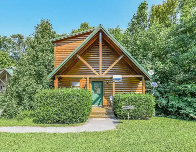 Cozy romantic secluded log cabin Gatlinburg with hot tub