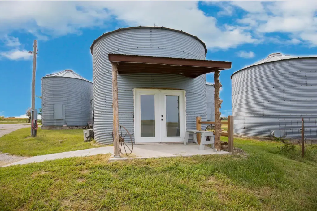  The Silos at Prairie Vale farm stay in Green Ridge, Missouri - Grain Silo Rental