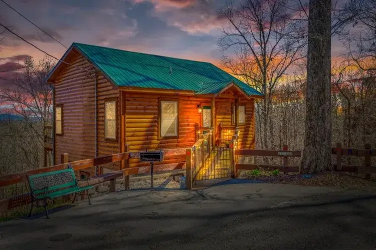 Rustic-luxe secluded log cabin in Gatlinburg with private hot tub and forest views