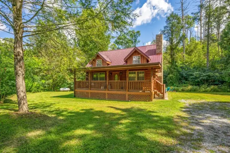 Cozy 2-bedroom secluded log cabin in Gatlinburg with jacuzzi tub