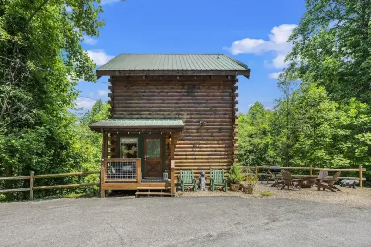 Renovated 2-bedroom secluded-feel log cabin near downtown Gatlinburg