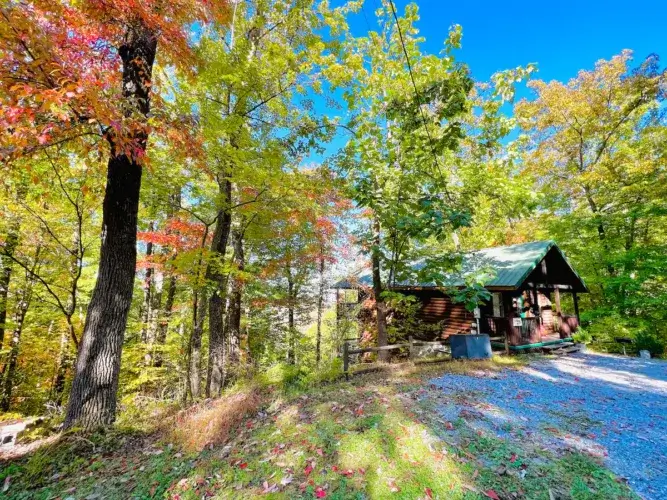 Rustic secluded Bear Dance log cabin Gatlinburg with private hot tub