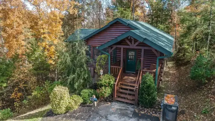 Charming private Hemlock Hills log cabin for romantic getaway in Gatlinburg