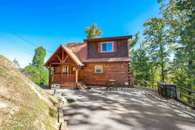 Delightful secluded log cabin retreat between Gatlinburg and Pigeon Forge