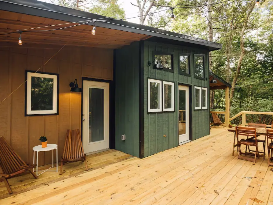 The spacious back deck of the Trahlyta cabin, perfect for outdoor dining and relaxing.