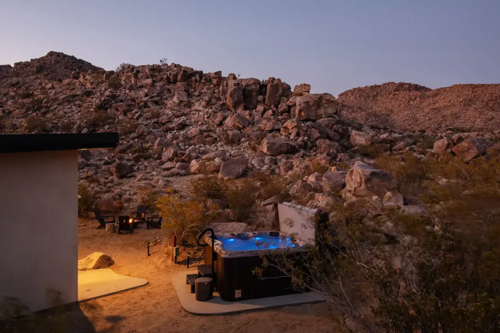 Excellent stargazing from the hot tub nestled next to the boulders.