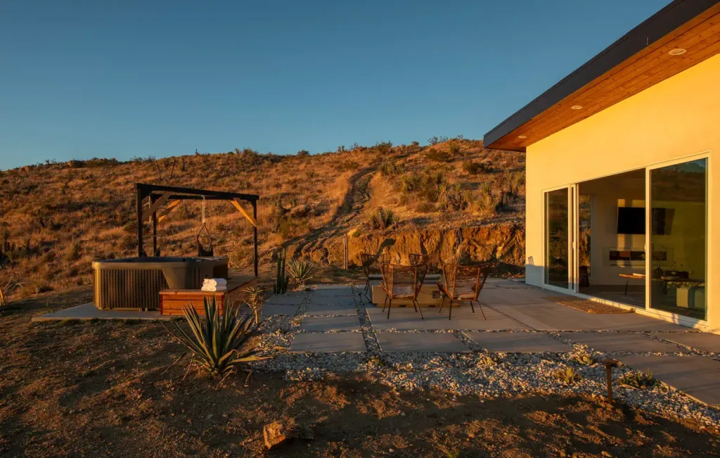 The Edge Yucca Valley House - Inspiring Small Group Getaways