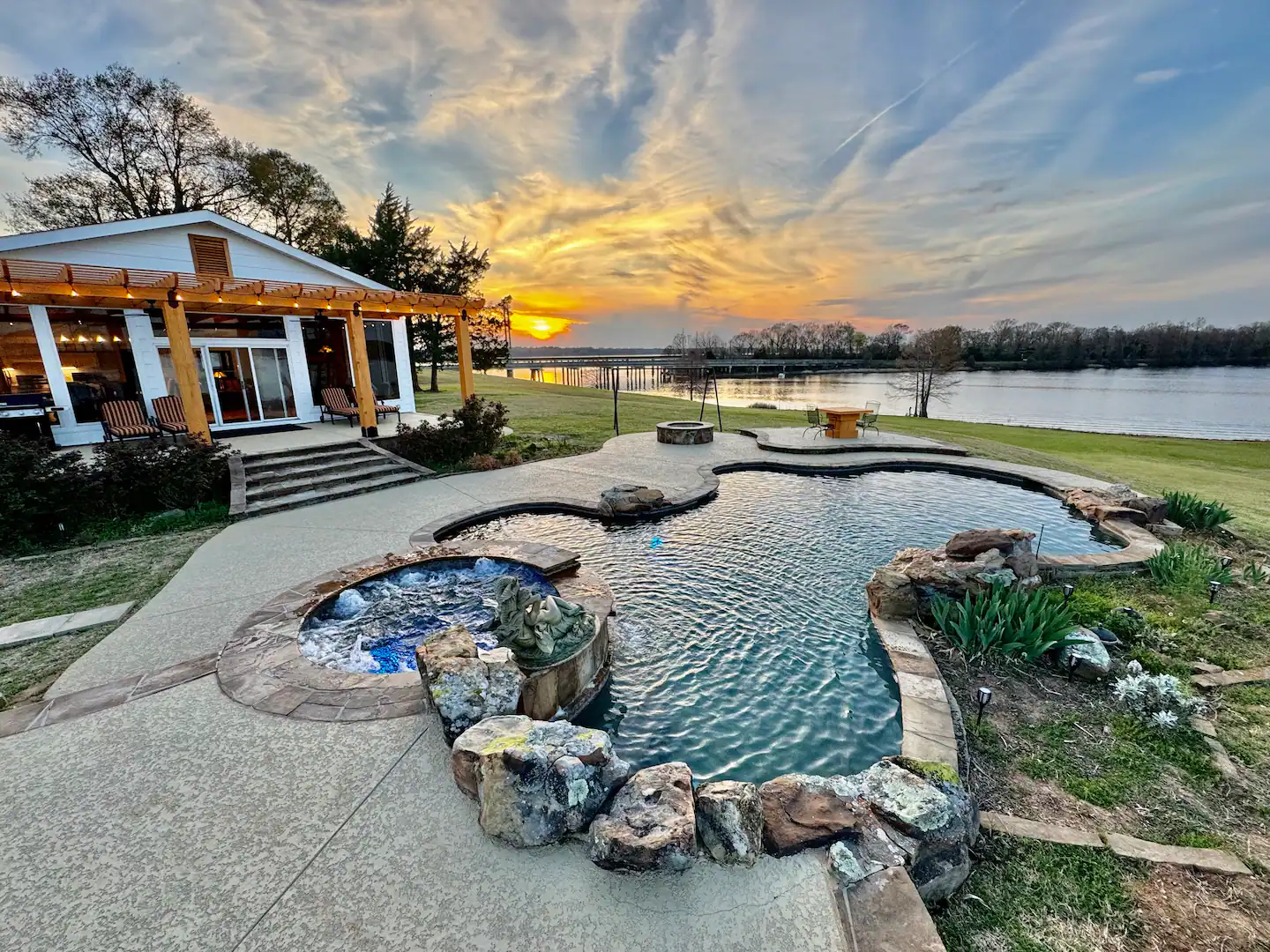 Caddo Crossing: A Lakefront Oasis