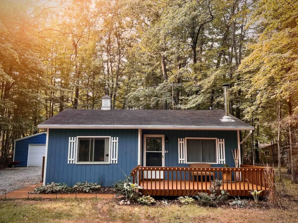 Blue Cabin at Higgins Lake - Traverse City tiny house stays on Airbnb