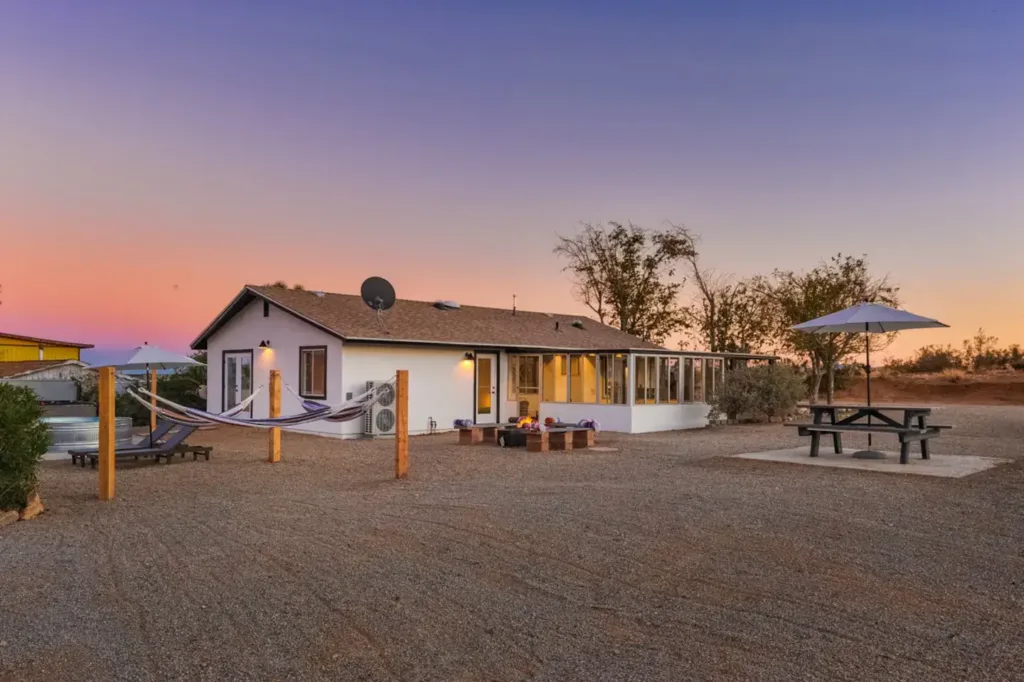 Del Sol Château - Epic Swing Set - Joshua Tree Cabin Rentals