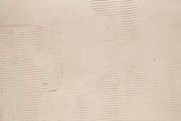 Artistic comb wall texture displaying a horizontal line pattern, a versatile decorative wall finish.