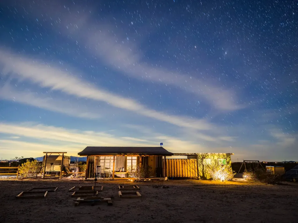 Howlin' Coyote Desert Escape -Joshua Tree container homes